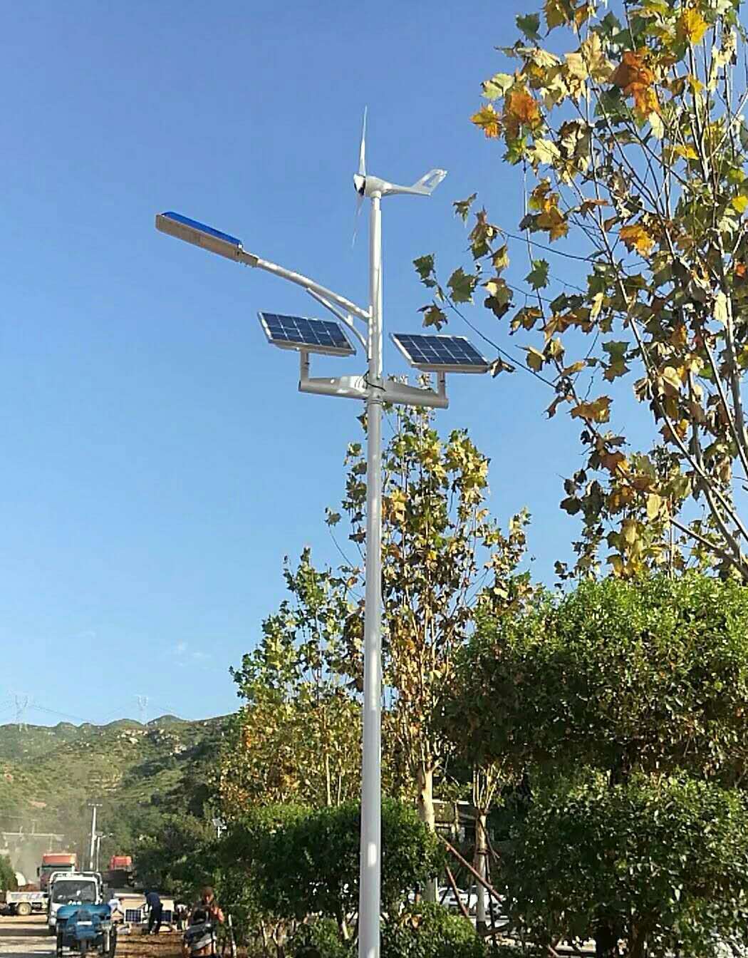 南京歐陸300W風光互補發電機成功應用在城市道路上.jpg